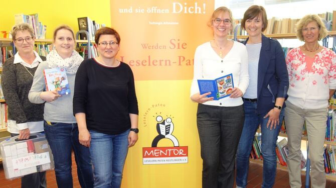 Werben für Leselernpaten: (von links) Evelyn Wilma, Myriam Tscherny, Silke Schönherr, Anke Bächtiger, Antje Reutter, Christel Me Werben für Leselernpaten: (von links) Evelyn Wilma, Myriam Tscherny, Silke Schönherr, Anke Bächtiger, Antje Reutter, Christel Me