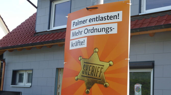 Mit subtilem Humor benutzt die CDU den Oberbürgermeister, um für eigene Anliegen zu werben.  FOTOS: LENSCHOW