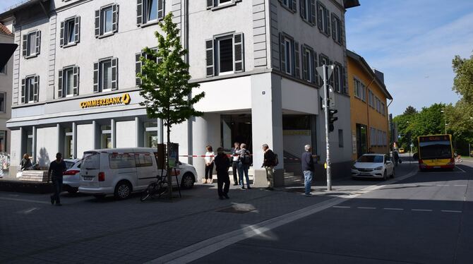 Ermittler vor der Bankfiliale in Tübingen, in der ein Geldautomat gesprengt worden ist.