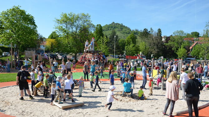 Der Leuchtturmspielplatz auf der Wenge war am Donnerstag der wohl mit Abstand lebhafteste Ort in ganz Eningen. FOTO: HAILFINGER Der Leuchtturmspielplatz auf der Wenge war am Donnerstag der wohl mit Abstand lebhafteste Ort in ganz Eningen. FOTO: HAILFINGER