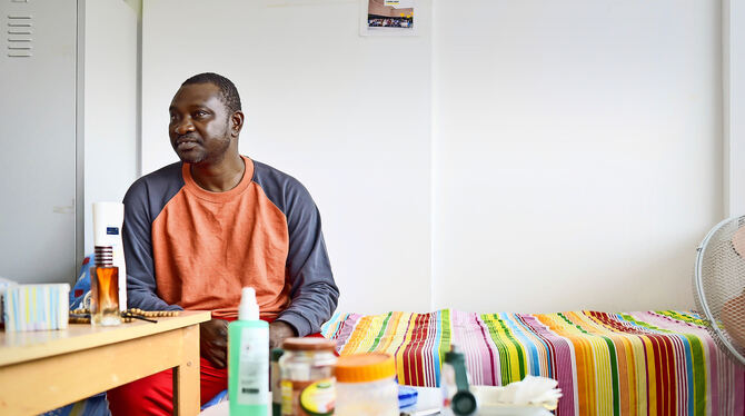 Omar Sané, Flüchtling aus Gambia, der am Flughafen arbeitet.  FOTO: LG/KOVALENKO