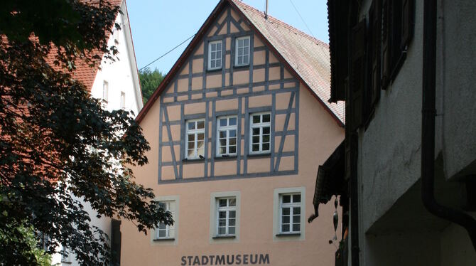 Idyllisch gelegen: das Uracher Stadtmuseum Klostermühle. Es wird zu einem Magazin des Stadtarchivs umgewidmet. ARCHIVFOTO: KNAUE