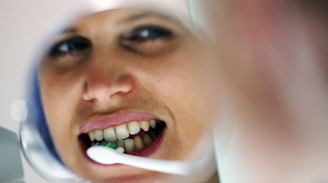 Elektrische Zahnbürsten können laut einer Studie besonders gut vor angehender Parodontitis und Zahnausfall schützen.  FOTO: DPA