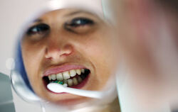  Elektrische Zahnbürsten können laut einer Studie besonders gut vor angehender Parodontitis und Zahnausfall schützen.  FOTO: DPA