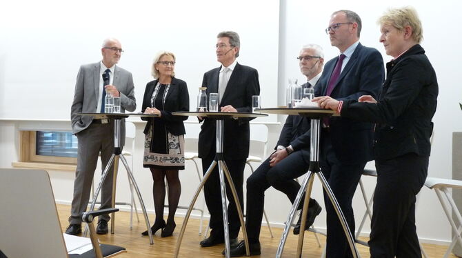 Im Gespräch (von links): Prälat Christian Rose, Daniela Eberspächer-Roth, Prof. Wolfgang Huber, Prof. Gerhard Braun, Stefan Wern