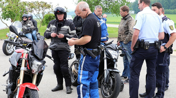 Begegnung auf Augenhöhe: Mitglieder des »Motorrad Kompetenz-Teams« der Polizei sind bei der Kontrolle dabei. FOTO: BAIER