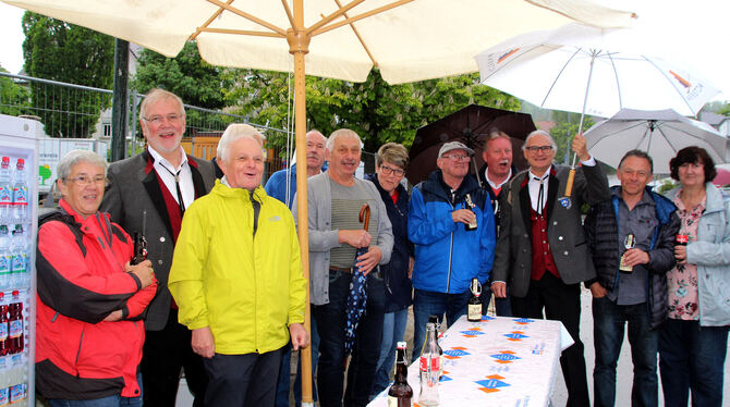 Musikvereinsvorsitzender Edmund Sautter (Zweiter von links) trotzte mit den treuen Gästen beim Freibier dem Regen.  FOTO: OLE
