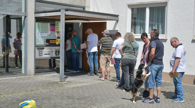Rundgang zu Wahllokalen bei der Europa- und Kommunalwahl. Großer Andrang herrschte hier in Gomaringen. FOTO: MEYER