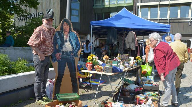 Beste Freunde bilden ein Nebeneinander mit Schulterschluss in voller Lebensgröße: Gruscht-Verkäufer Ulrich Maier (links) und Pet Beste Freunde bilden ein Nebeneinander mit Schulterschluss in voller Lebensgröße: Gruscht-Verkäufer Ulrich Maier (links) und Pet