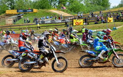 Eng und staubig: Der Start beim 57. internationalen ADAC Motocross in Reutlingen. FOTO: NIETHAMMER