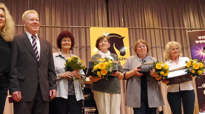 Mit Freude und Dankbarkeit ehrte Claudia König (links) die treuesten RKS-Mitglieder (von links): Dieter und Hannelore Remus, Lor