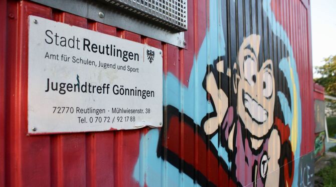 Nach zwanzig Jahren Nutzungsdauer wird der Jugendcontainer in Gönningen jetzt zugunsten eines Neubaus geräumt. FOTO: LEIPOLD