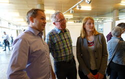 Betretene Gesichte bei Sebastian Weigle (links) und anderen Sozialdemokraten bei der Bekanntgabe der Wahlergebnisse.