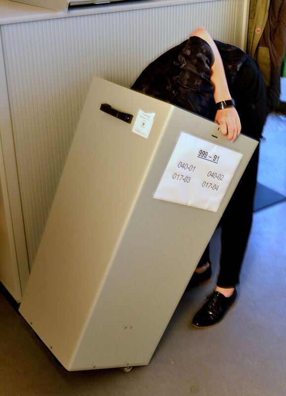 Hat sich da etwa noch ein Zettelchen versteckt? Die Wahlhelfer in Reutlingen zeigten vollen Einsatz.