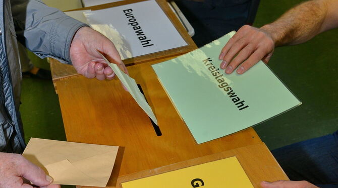 Stimmenabgabe in einem Pfullinger Wahllokal.  FOTO: NIETHAMMER