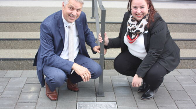 Bei der Eröffnung des neuen Trakts im Tübinger Landratsamt: Finanzdezernent Werner Walz und Amtsleiterin für Liegenschaften Stef