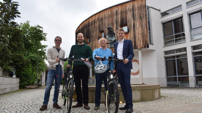 Die neuen Dienstfahrräder von Wannweil vor dem Rathaus. Drauf schwingen werden sich Bürgermeister Dr. Christian Majer (zweiter v