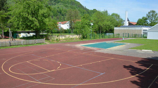 Nicht unumstritten. Hinter der Lichtensteinhalle wird bald Basketball gespielt.  FOTO: SAUTTER