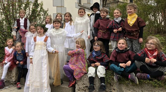 Hübsch sehen sie aus: Die Kinder bei ihrer ersten Kostümprobe für das Dottinger Musical »Dr Eisarüttl Geist«.  FOTO: RENNER-PETE