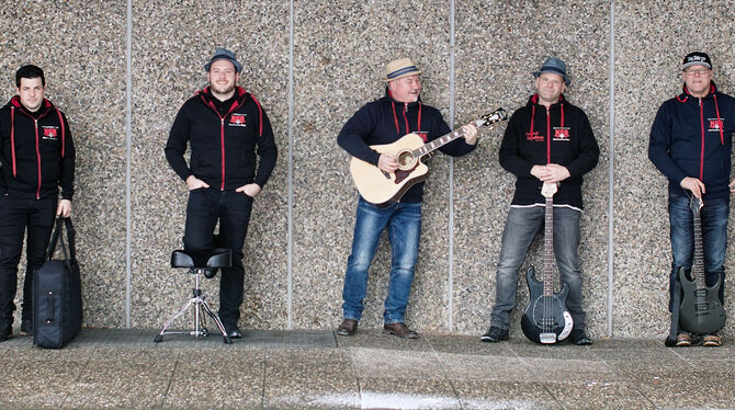 Die Band KGB aus Hülben spielt auf dem Rathausplatz.  FOTO: PR