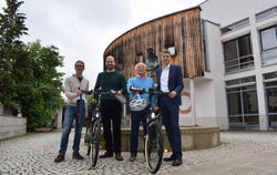 Die neuen Dienstfahrräder von Wannweil vor dem Rathaus. Drauf schwingen werden sich Bürgermeister Dr. Christian Majer (Zweiter v