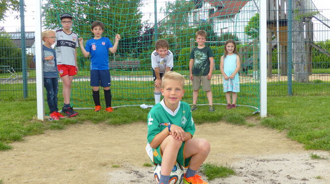 Silas Göppel aus Hinterweiler freut sich mit seinen Sportkameraden über die neuen Fußballtornetze.  FOTO: WEBER