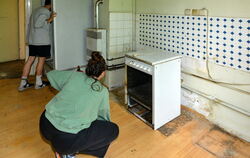 Die Besetzer Robin und Eva in der Kaiserstraße 39: Seit fünf Jahren steht das Haus leer. Alles ist marode. FOTO: NIETHAMMER