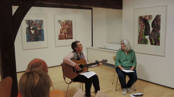 Dass »Kunst einfach kann«, erfuhren Menschen mit Demenzerkrankung und ihre Begleiter bei einer Führung mit Sylvia Phlebs (links)