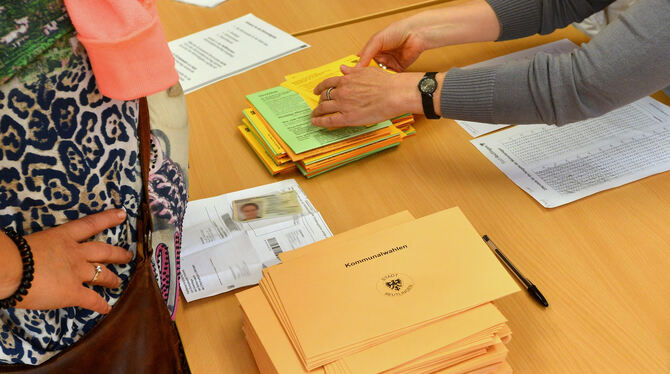 Bloß nicht verzetteln: Szene aus einem Wahllokal. FOTO: NIETHAMMER