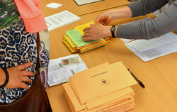 Bloß nicht verzetteln: Szene aus einem Wahllokal. FOTO: NIETHAMMER