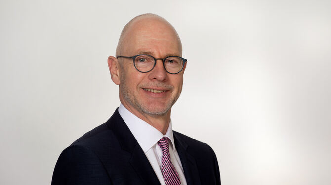 Siegfried Arnold (64), bisheriger stellvertretender Vorstandsvorsitzender, schied aus dem Vorstand der Bank altersbedingt aus.