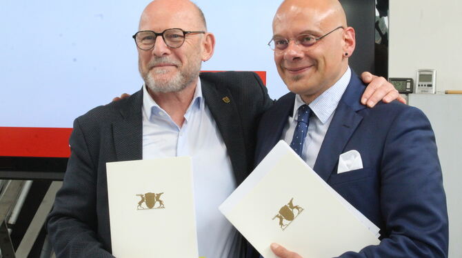Verkehrsminister Winfried Hermann (links) ist nach Münsingen gekommen, um den Vertrag mit Bernd-Matthias Weckler, Geschäftsführe