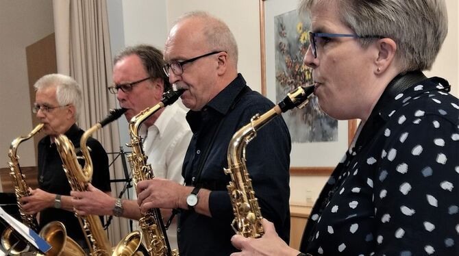 Für jazzigen Pepp sorgte beim Vorspiel das Saxofon-Quartett unter Leitung von Joachim Gohr-Mehlo. FOTO: BÖHM