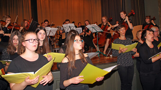 Das Orchester und der Chor des Friedrich-Schiller-Gymnasiums sowie der Tübinger Chor Nota Bene und Musiker des Martinskollegiums