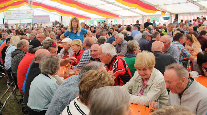 Über volle Festzelte wie hier beim Hammelessen in Upfingen freuten sich Vereine auf der ganzen Alb.  FOTOS: LEIPPERT