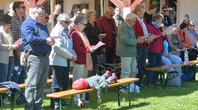 Viele Sänger und ein erschöpfter Pilger auf dem Einsiedel beim Gottesdienst.  FOTOS: MEYER