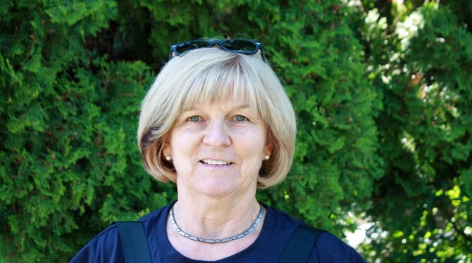 Friederike Hermle aus Balingen hat sich mit Tomaten und Kräutern eingedeckt.  FOTOS: LEIPOLD