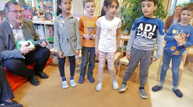 Sang mit den Kindern: Der CDU-Bundestagsabgeordnete Michael Donth beim »Tag der kleinen Forscher«. FOTO: LEISTER