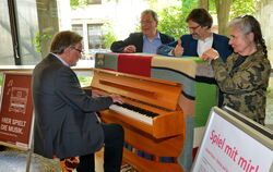 Ein Straßenklavier als Marketinginstrument: Clemens Wittel (am Piano) ist einer der Musiker, die samstags daran spielen. OB Thom