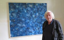 Heinz Danzer vor einem seiner Gemälde, die bis zum 16. Juni im Kulturhaus BT24 in Münsingen ausgestellt sind. FOTO: STRÖHLE