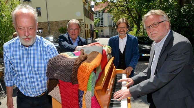 Pianist Clemens Wittel gab gestern eine Kostprobe auf dem Klavier, während Oberbürgermeister Thomas Keck (links) und Gerhard Loe