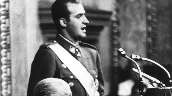 Prinz Juan Carlos auf dem linken Foto 1969 bei seiner Vereidigung neben General Franco (vorne). Juan Carlos war vom Diktator Fr