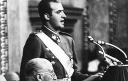  Prinz Juan Carlos auf dem linken Foto 1969 bei seiner Vereidigung neben General Franco (vorne). Juan Carlos war vom Diktator Fr