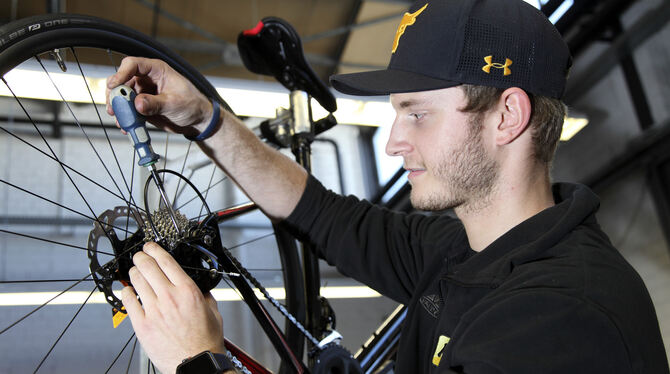 Zweiradmechaniker in Aktion: Den meisten Handwerkern geht es nach Einschätzung der Reutlinger Kammer wirtschaftlich gut. FOTO: A