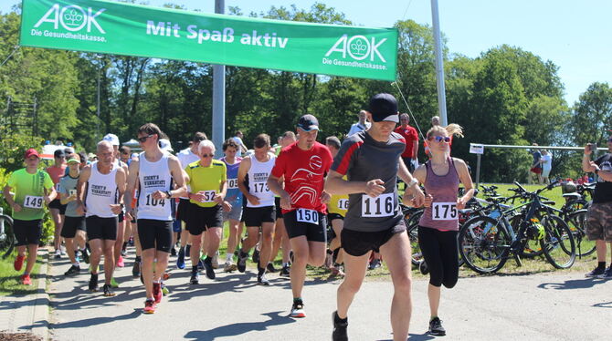Und los: Um 11.09 Uhr und 58 Sekunden starten die rund 100 Läufer beim Reinenberglauf am ersten Juniwochenende.  FOTO: SAPOTNIK