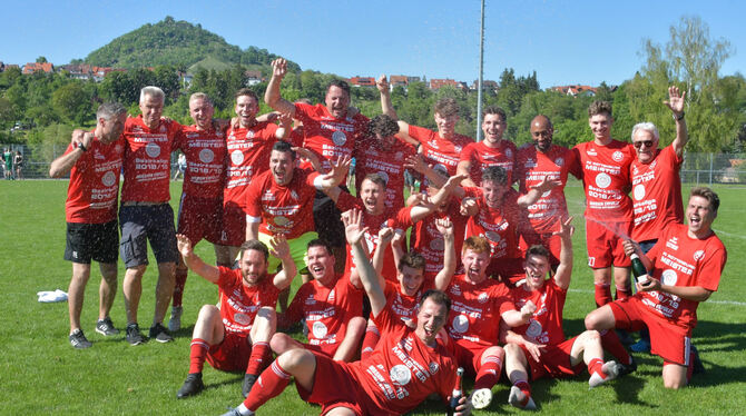 Sektdusche für alle: Die Mannschaft des FC Rottenburg feiert in Eningen ausgiebieg die Meisterschaft. FOTO: MEYER