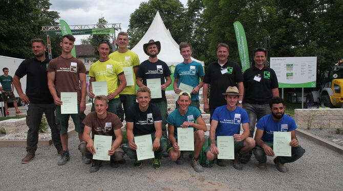 Die Teams des Azubi-Wettbewerbs und die Jurymitglieder (vorne von links): Carold Renz, Marvin Krüger, Jonathan Brandt, Simon Ruf
