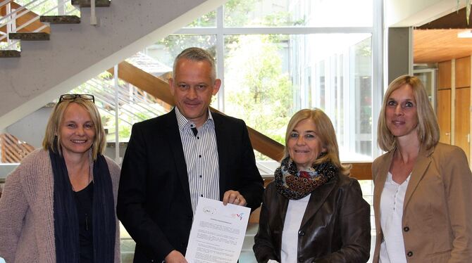 Haben einen Kooperationsvertrag geschlossen: Doris Weiss (ESS), Thomas Moser (JGK), Gaby Kupfer (ESS) und Christiane Neugebauer