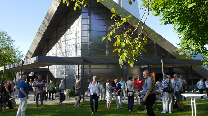 Fast 100 Interessierte sammelten sich vor der Kirche für den Rundgang mit Stadtführer Sven Föll. FOTO: SCHÄLE-SCHMITT Fast 100 Interessierte sammelten sich vor der Kirche für den Rundgang mit Stadtführer Sven Föll. FOTO: SCHÄLE-SCHMITT