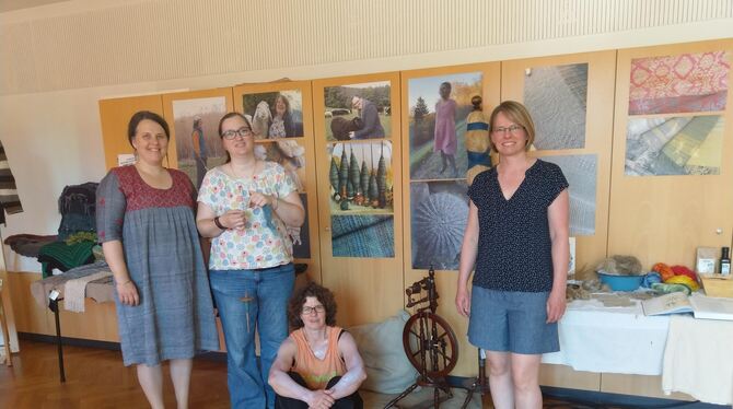 Experimentieren mit Naturfasern (von links): Sarah Bhattarcharjee-Dunn, Katrin Müller-Sauer, Organisatorin Barbara Zeppenfeld un Experimentieren mit Naturfasern (von links): Sarah Bhattarcharjee-Dunn, Katrin Müller-Sauer, Organisatorin Barbara Zeppenfeld un